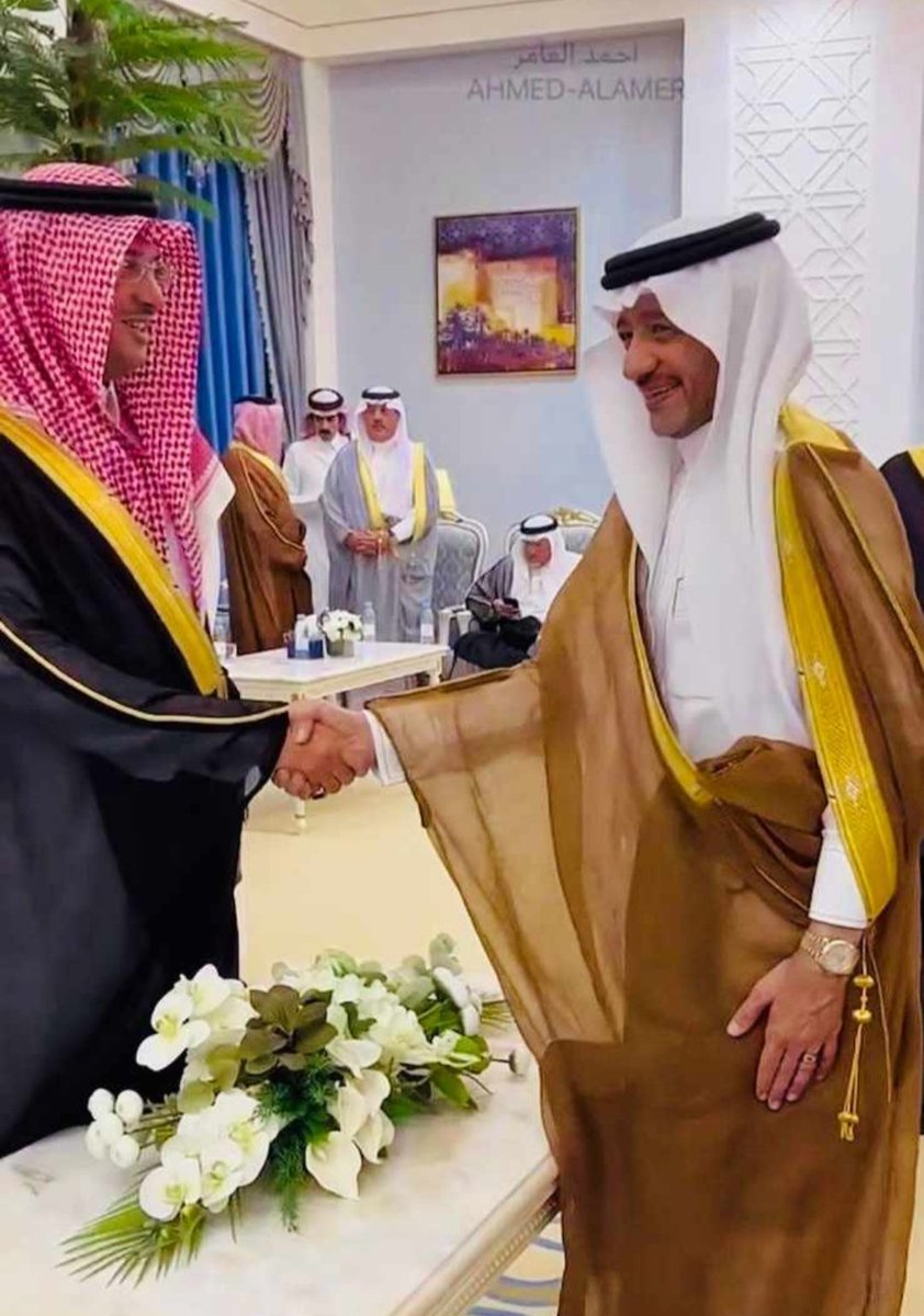 سعادة رئيس مجلس الإدارة السيد لؤي الصالح خلال مصافحته والسلام على صاحب السمو الملكي الأمير سعود بن طلال بن بدر محافظ #الأحساء خلال حضوره مجلس الثلاثاء بمقر المحافظة مساء أمس .