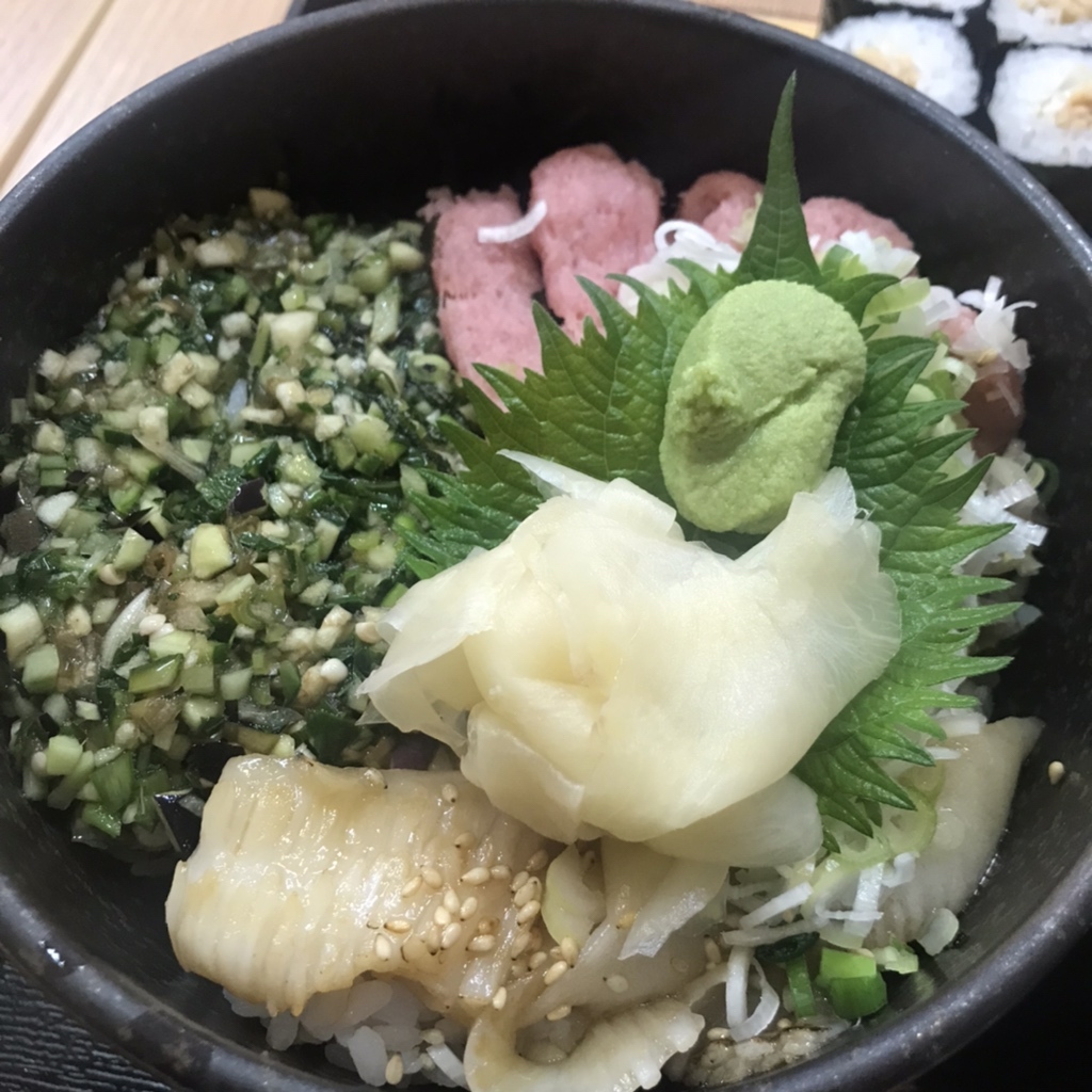 Coper21's tweet photo. 山形だし丼　880円税込
納豆巻き

だし丼と言いつつ、エンガワとネギトロも入っていて、いわば三色丼
蒸し暑い日... 
https://t.co/oLPlxvvDP7 #tabelog https://t.co/hlmJFzdFIh