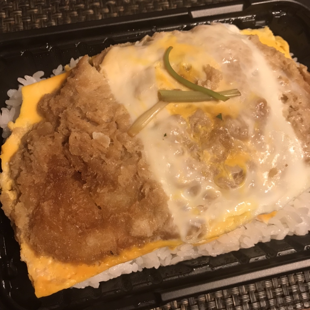 Coper21's tweet photo. カツ丼
カットピザ　野菜とベーコン 
https://t.co/foVakGohAO #tabelog https://t.co/H8Pb7Mbf9z