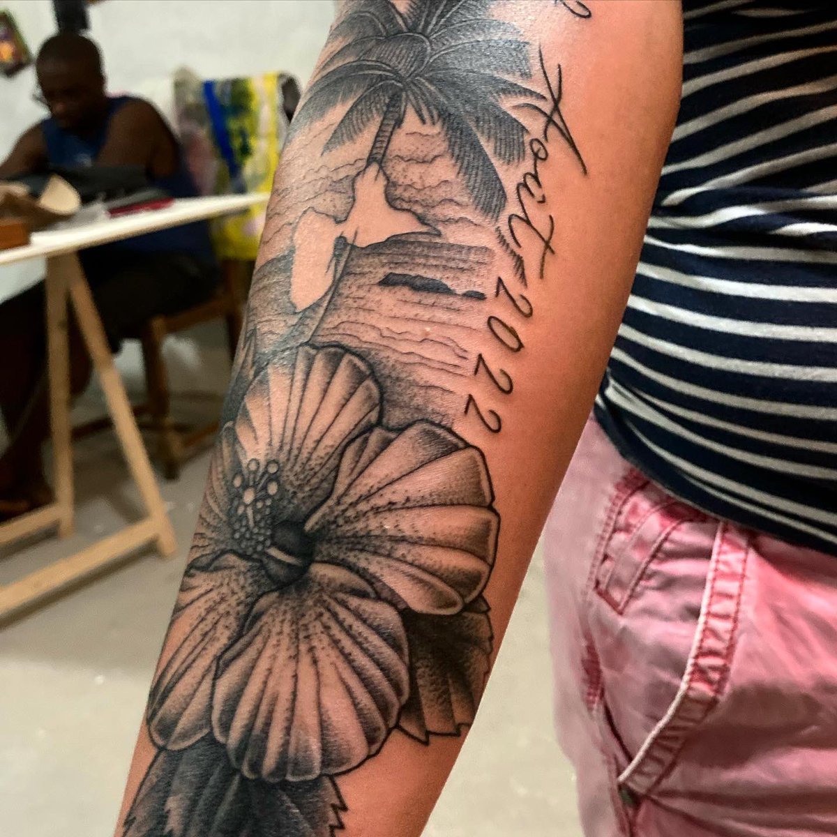 COVER! #guadeloupe #tattoo #tattoocoverup #whipitgood #hibiscus #flowertattoo #frenchtattooartist #youreinthearmynow