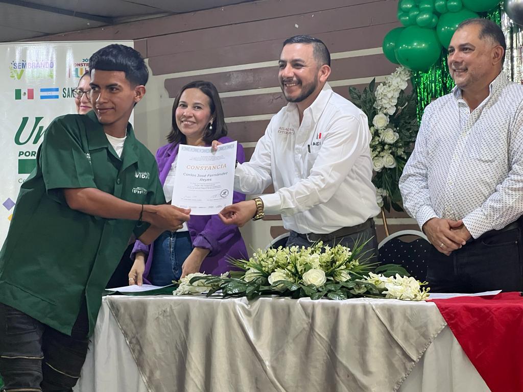 SvJcfHonduras's tweet photo. Personal de @AMEXCID, en coordinación con la escuela CODEMUSSBA, las alcaldías de #SantaBárbara y #ElNíspero, realizaron evento para los jóvenes de estos municipios, que concluyen capacitación técnica en los talleres: #Carpintería, #Electricidad, #Cocina, #Barbería y #Computación https://t.co/1JIwEdLadu