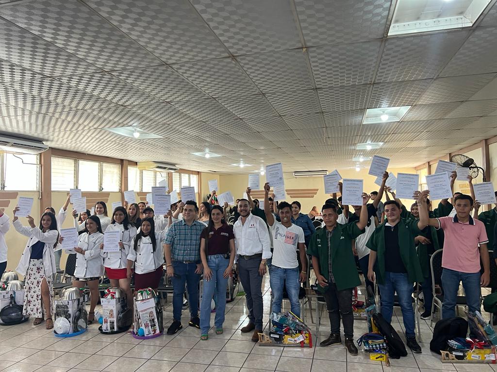 SvJcfHonduras's tweet photo. Personal de @AMEXCID, en coordinación con la escuela CODEMUSSBA, las alcaldías de #SantaBárbara y #ElNíspero, realizaron evento para los jóvenes de estos municipios, que concluyen capacitación técnica en los talleres: #Carpintería, #Electricidad, #Cocina, #Barbería y #Computación https://t.co/1JIwEdLadu