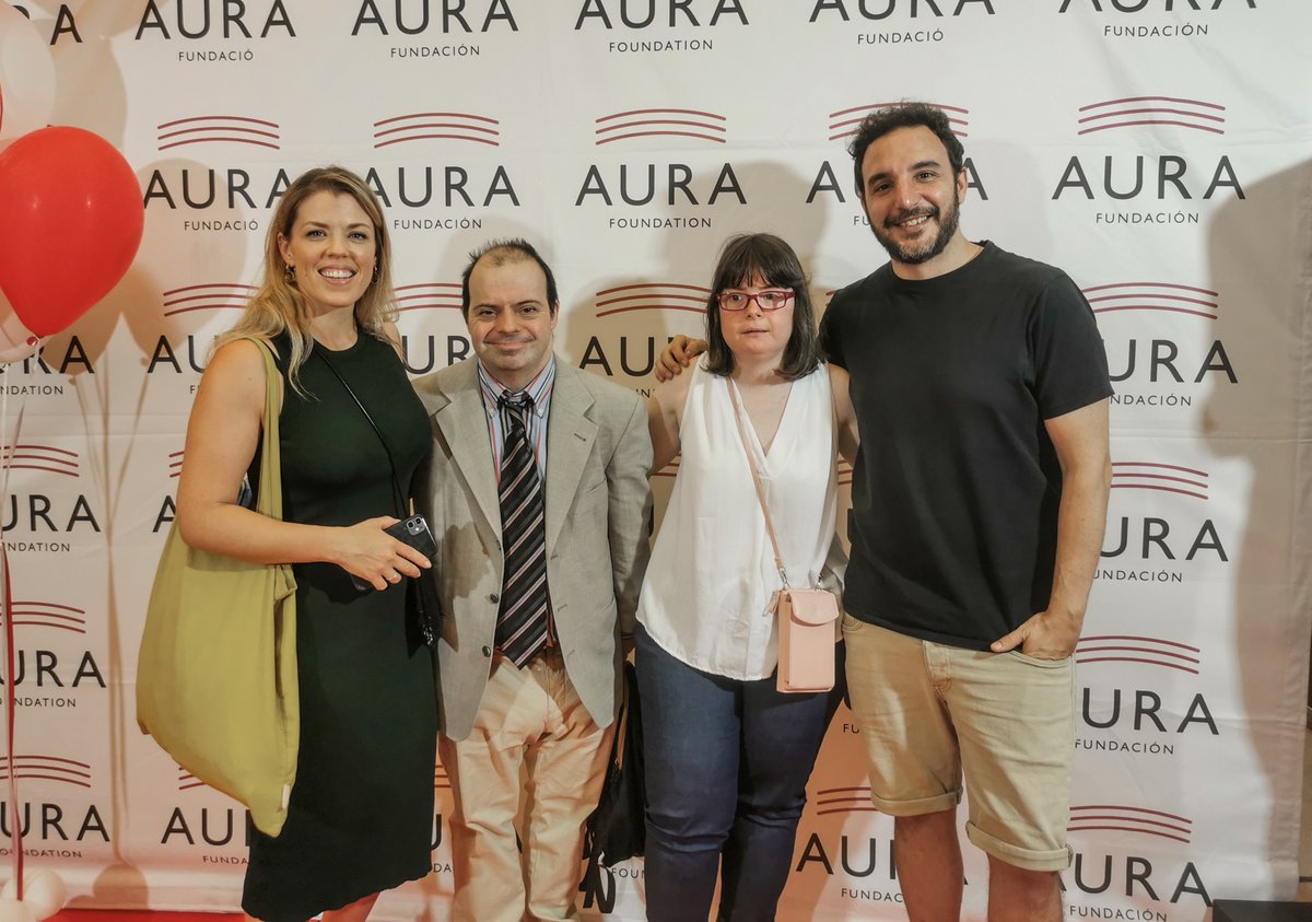 CBRE_es's tweet photo. Nuestros compañeros de la oficina de #Barcelona Marc Mondéjar y Alicia Donate tuvieron el placer de apoyar a nuestra compañera Anna Rovira en la 32º Gala de verano anual que organiza @aurafundacio.
#TalentoCBRE https://t.co/P0OFeDgJu9