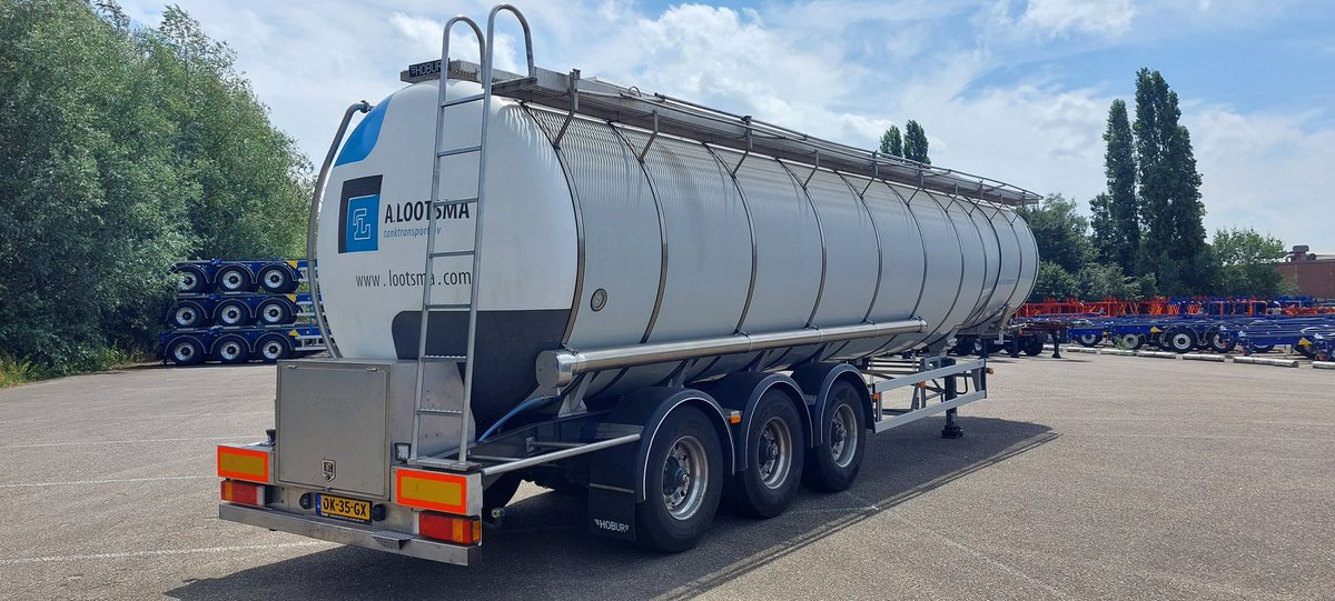 Burgtrailers's tweet photo. Wederom hadden wij de opdracht gekregen voor een grondige renovatie van een 15 jaar oude Hobur oplegger van A. Lootsma Tanktransport BV. 
O.a. chassis onder de tank vandaan gehaald, gestraald en opnieuw gespoten.
Nieuwe BPW assen met Airsave bandenspanningssysteem.
#2ndlife https://t.co/JOv2yCFIEP