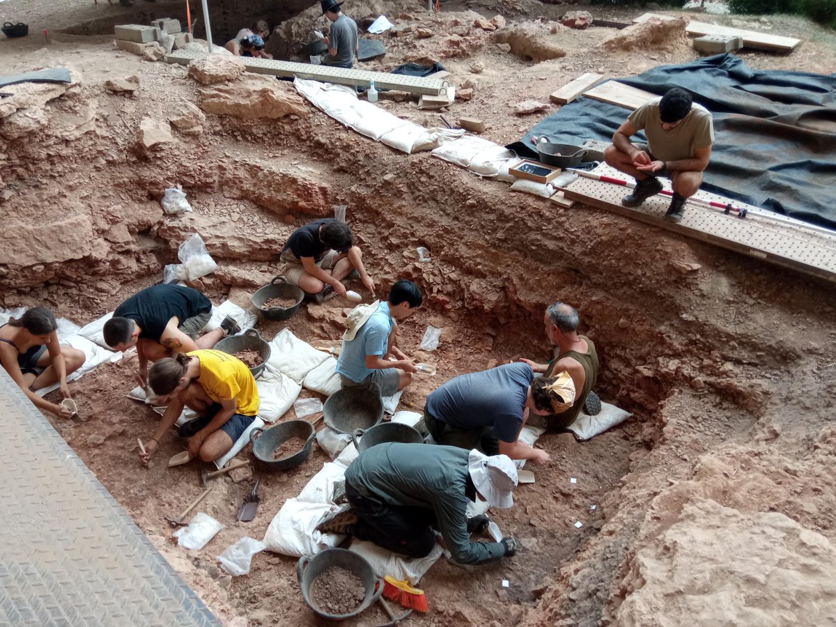 covagran's tweet photo. Continuamos los trabajos arqueológicos en la Cova Gran de Santa Linya (Les Avellanes i Santa Linya, Noguera, LLeida), en los cuales intentamos conocer mejor las ocupaciones en las que se documentaron los restos de #linya y proseguimos las excavaciones del paleolítico medio https://t.co/MvzUILl9qD