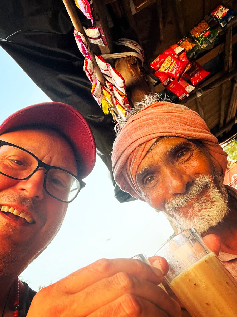 bobbydevito's tweet photo. Last year I was here in Majnu and had chai with this gentleman completely at random. Tonight we ran into each other again completely at random and had chai again. Chai and conversation is a way of life here 🙏
#amazingindia #chaiculture #majnukatila https://t.co/6URhq98WOz