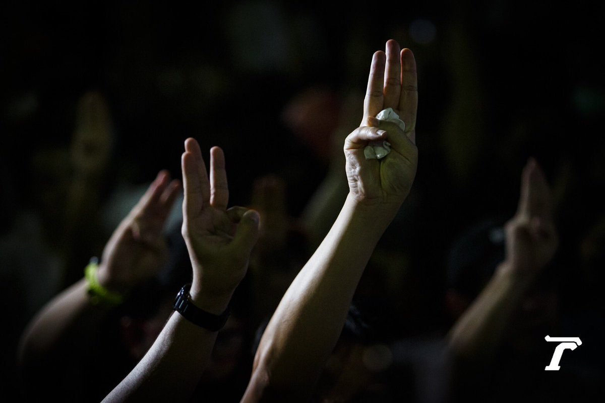 ม็อบหนุน #พิธา ขู่ชุมนุมทั่วประเทศ หากถูกปิดประตูเสียงข้างมาก

กลุ่มมวลชนที่สนับสนุนนายพิธา ลิ้มเจริญรัตน์ หัวหน้าพรรคก้าวไกล นำโดยนายอานนท์ นำภา ได้นัดหมายและมารวมตัวกันชุมนุมที่ บริเวณสกายวอล์ค หอศิลปวัฒนธรรม หลังจาก กกต. มีมติส่งศาลรัฐธรรมนูญให้วินิจฉัยคุณสมบัติของนายพิธา