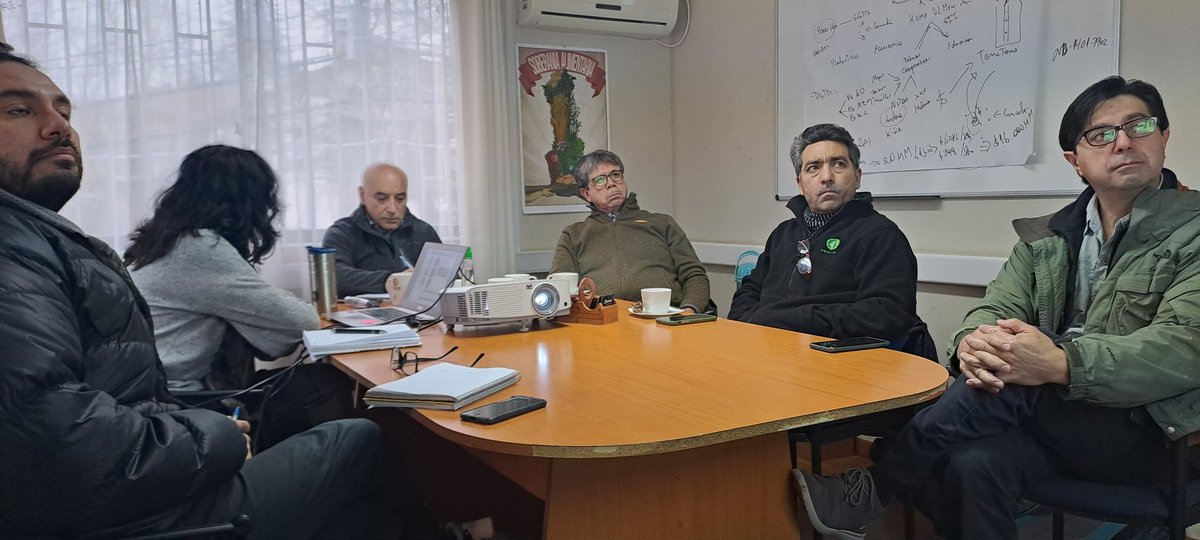 🔵 VALDIVIA | Presentación al seremi de Agricultura Jorge Sánchez <a href="/Minagri_LosRios/">Minagri_LosRios</a> de lo que es la #MesaIntegridadBosqueNativo 

✔️Instancia público privada compuesta por #CONAF #Araucanía #LosRíos #LosLagos <a href="/INFORlosrios/">INFOR Valdivia</a> <a href="/AprobosqueAG/">Aprobosque AG</a> <a href="/cormachile/">Corma Chile</a>