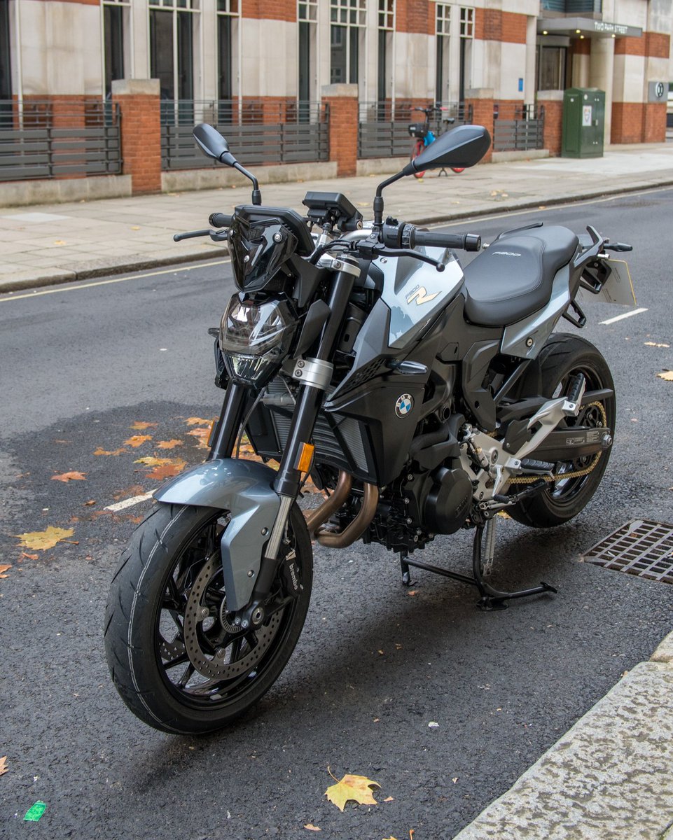 BMWPL_Bikes's tweet photo. Behind the muscular gestures of the F 900 R stands pure riding enjoyment. The tank is towards the front providing optimal mass distribution and a short tail. The compact underfloor silencer supports this crisp look. https://t.co/FpvyOnraqH