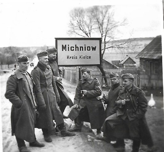 #TegoDnia 80 lat temu Niemcy rozpoczęli pacyfikację Michniowa, w czasie której spalili żywcem lub zastrzelili co najmniej 204 Polaków, w tym 48 dzieci, z których najmłodsze miało 9 dni.
Od 2017 roku 12 lipca to #DzieńWalkiiMęczeństwaWsiPolskiej
#NiemieckieZbrodnie