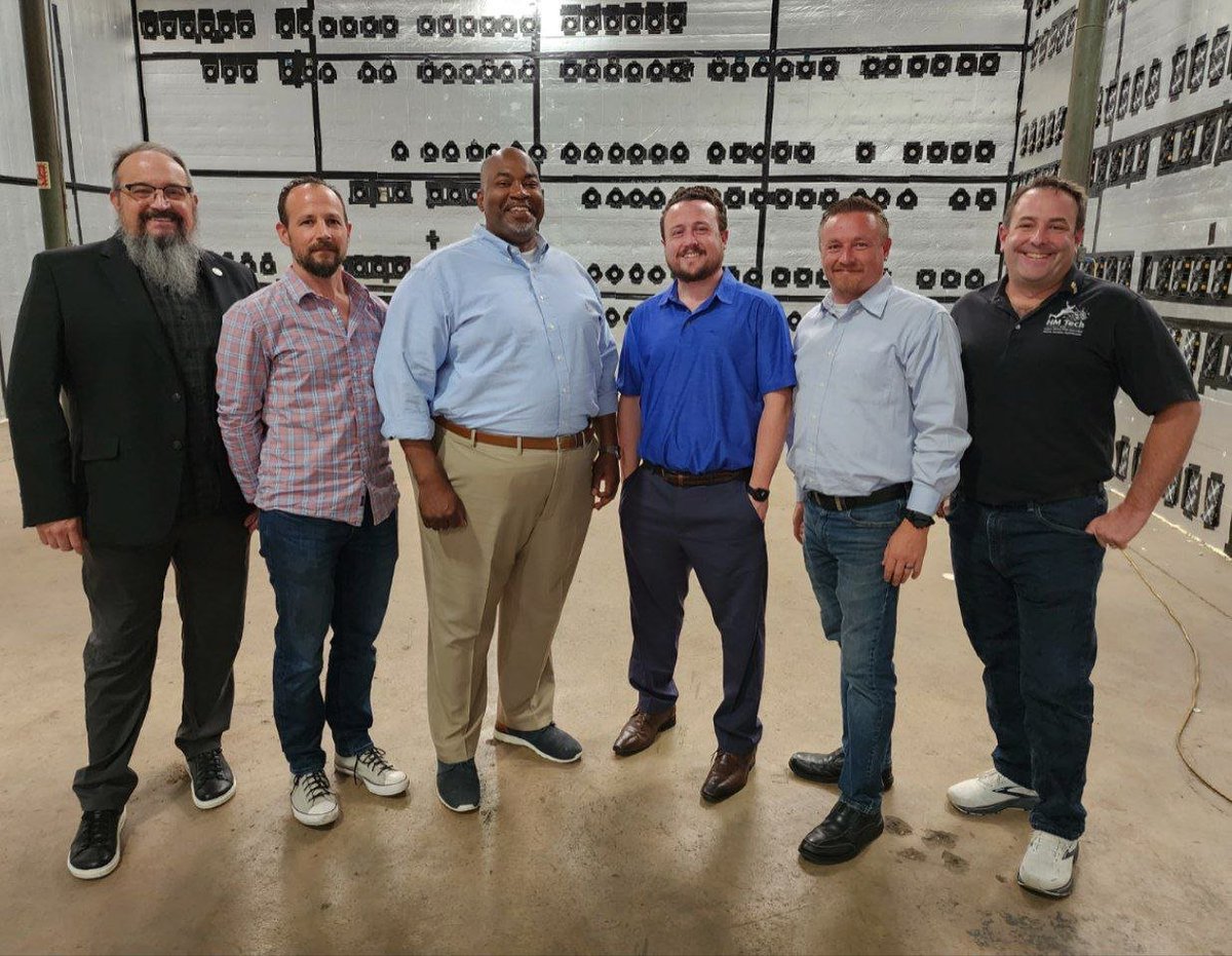 TheCoinDad's tweet photo. @Cryptolina @StayingPoor @markrobinsonNC We love @markrobinsonNC and support him 100%. He was very open minded and asked great questions during his tour through @HMTECHREPAIR the largest Bitcoin mining repair center in North America run by OG Miner @sapiente77 here in NC . 

Looking forward to his 2024 WIN. https://t.co/hSHZ21kVZh