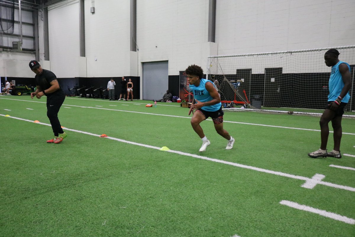 RouteEmUpX's tweet photo. people say overworking is too much but if you dont work you cant outwork your opponent.

thanks to my personal trainer @Coast2Coasttc and @soldier_sports for the athletic gear.

@QBKing_Max @WeDemBos @1on1FlexZone @CalvinLDavis3 @nsmesports #JucoProd https://t.co/EOSKREDXH1