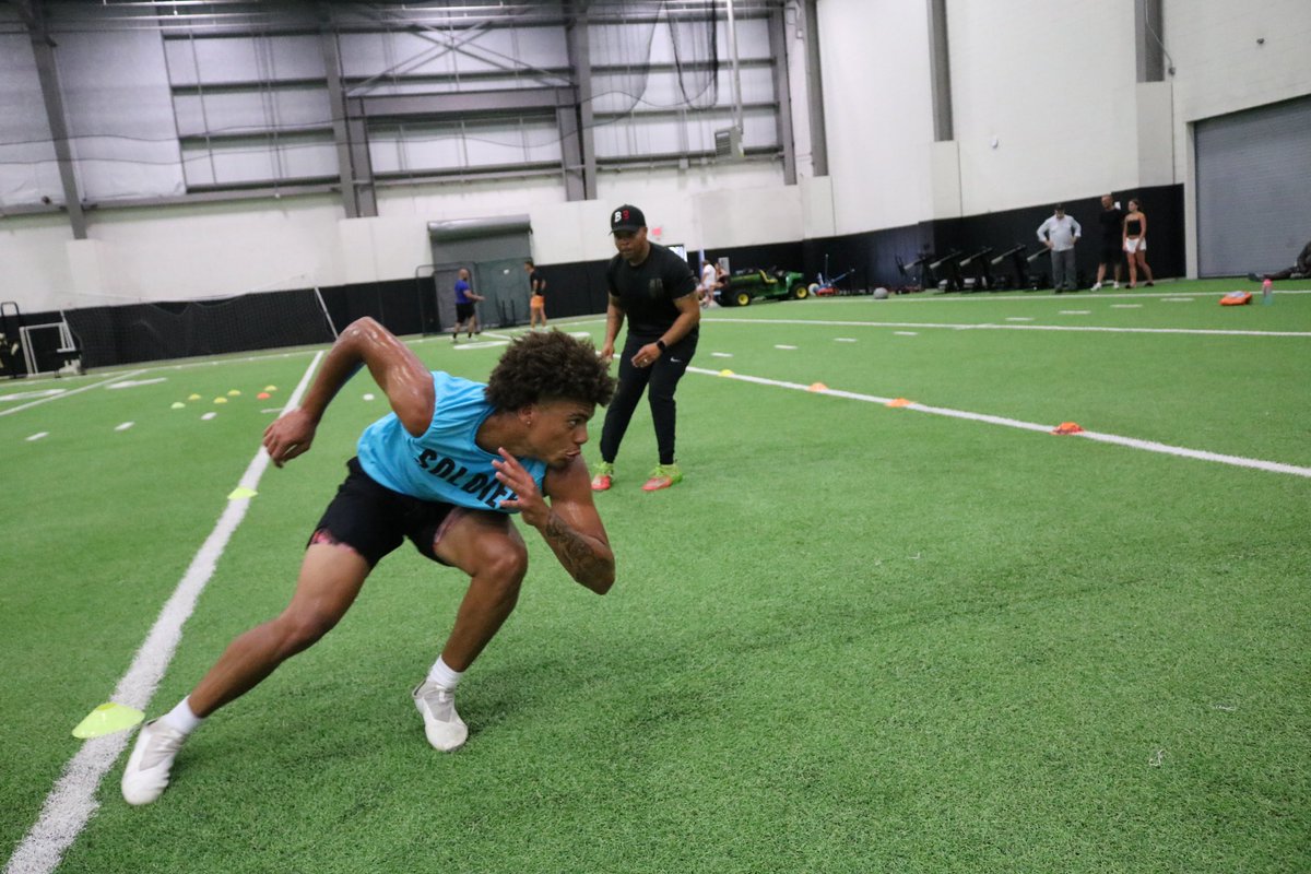 RouteEmUpX's tweet photo. people say overworking is too much but if you dont work you cant outwork your opponent.

thanks to my personal trainer @Coast2Coasttc and @soldier_sports for the athletic gear.

@QBKing_Max @WeDemBos @1on1FlexZone @CalvinLDavis3 @nsmesports #JucoProd https://t.co/EOSKREDXH1