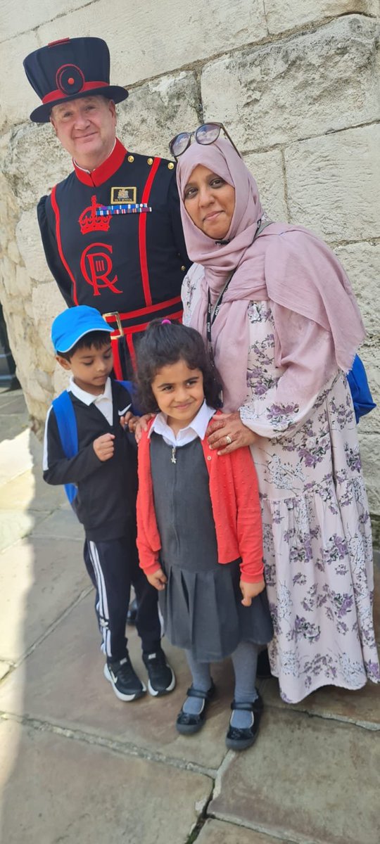 ElizabethSelby's tweet photo. #familyconnect @TowerHamletsNow We've had a series of family workshops in our school and today was the final one where they all visited the Tower of London. They had so much fun! https://t.co/nIFGihzVg2