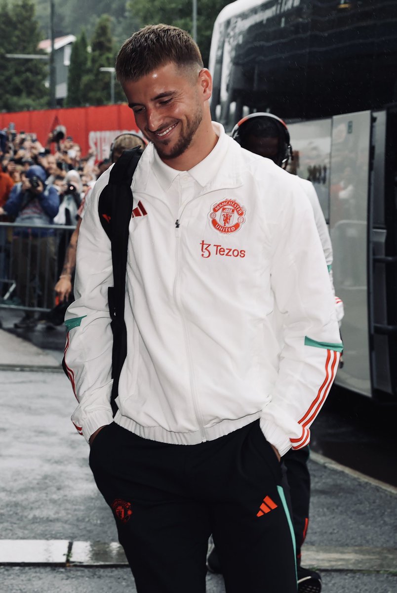 ManUtd's tweet photo. 😄👋 https://t.co/fM1P4WW7q9