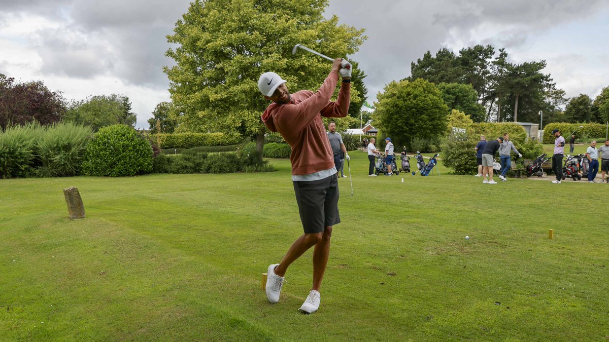 🏌️‍♂️ Members of our first team squad and club sponsors enjoy a golf day at Kilton Forest Golf Club today. #Stags 🟡🔵