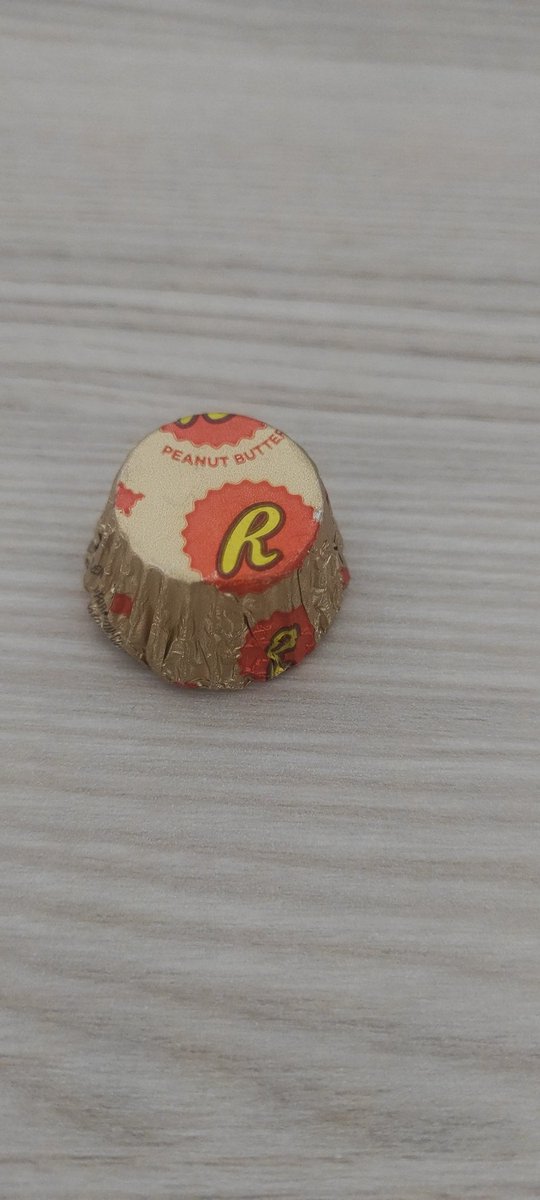 LiaBarber's tweet photo. Perks of being an HR personel is that one of our colleagues was in the States last month and brought us some beef jerky and Reese's cups.
I have never eaten this before. I will eat this later at home and film it bc I never eaten peanut butter before either. 😂 #ThisIsGonnaBeFun https://t.co/iQ5AdOZNsM