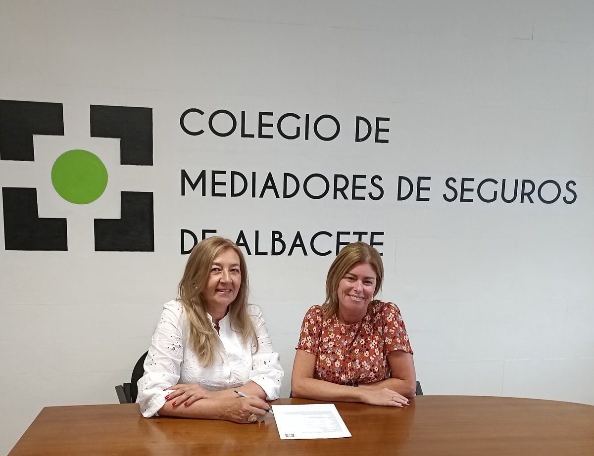 Equipo de <a href="/AXASegurosEs/">AXA España</a> en el <a href="/AlbaceteCMS/">CMS-Albacete</a> 
Firma del convenio de colaboración. Apoyo a la #mediacion  #Albacete