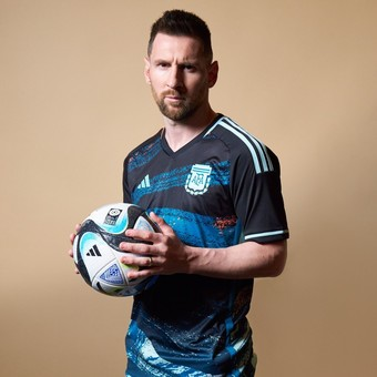 anaecorrea's tweet photo. El tipo es el campeón del mundo indiscutido, pero va y se pone la camiseta de la selección de fútbol femenino. Lo que no está haciendo casi nadie. Lo fuerte que es esto y el amor que me despierta este hombre no tiene nombre. Gracias Leo Messi, aguante Selección de Fútbol Femenino https://t.co/GXECH1KUDE
