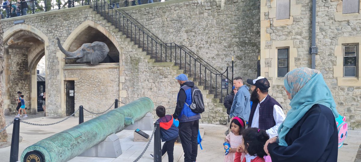 ElizabethSelby's tweet photo. #familyconnect
@TowerHamletsNow
We've had a series of family workshops in our school and today was the final one where they all visited the Tower of London. They had so much fun! https://t.co/KBeB4uFJJV