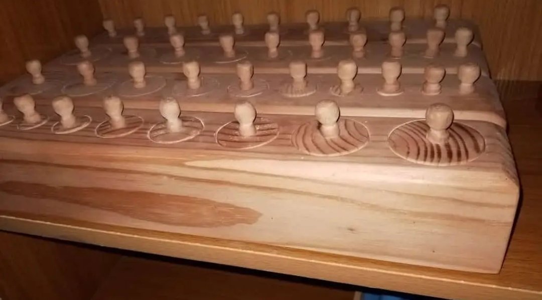 Goodyamara's tweet image. The knobbed cylinders introduce the visual discrimination of size, they refine the child's perception of dimension and prepare for mathematics activities such as comparison, grading and seriation.