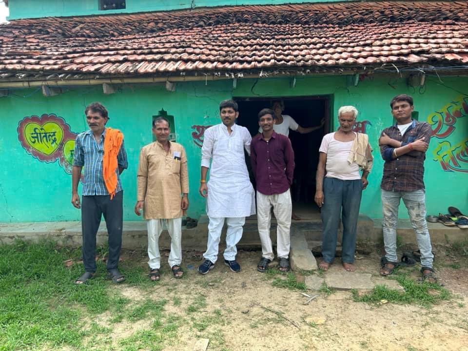 vivekgautam_bjp's tweet photo. 📍 देवतालाब विधानसभा क्षेत्र,पन्नी 

ग्राम पंचायत पन्नी निवासी श्री भैयालाल मिश्रा जी के सुपुत्र अनुज श्री जितेन्द्र के शुभ विवाह उपरांत निज निवास पहुंच परिवार जनों को बधाई एवं शुभकामनाएं दीं।

मां शारदा से नवविवाहिता के सुखी जीवन की कामना करता हूं।
#vivekgautambjp #devtalav72 https://t.co/PJ0OHj9tL5