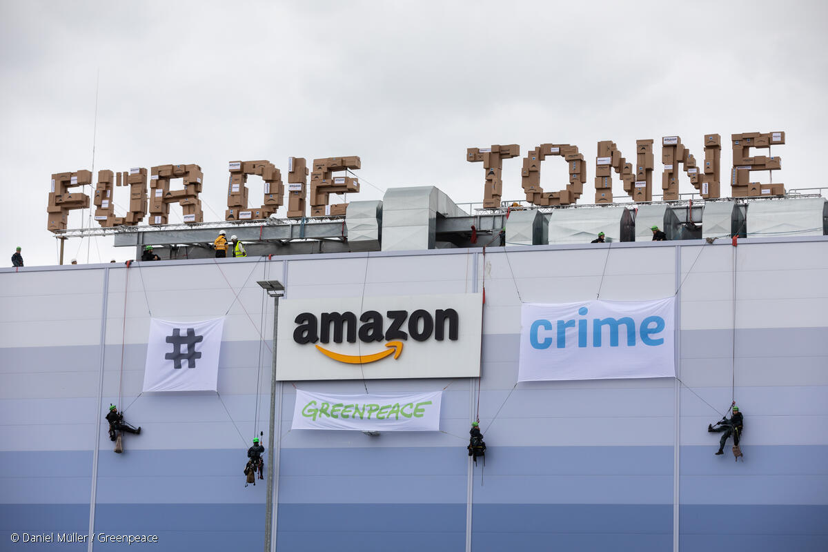 #Breaking! Während #Amazon mit dem #Primeday23 noch mehr Überkonsum befeuert, feiern wir, dass gerade unsere Greenpeace-Forderung für ein #VernichtungsVerbot für Neuwaren vom EU-Parlament angenommen wurde! #Kampagnenerfolg – you can’t buy a new planet on amazon 🎉💚 #ecodesign