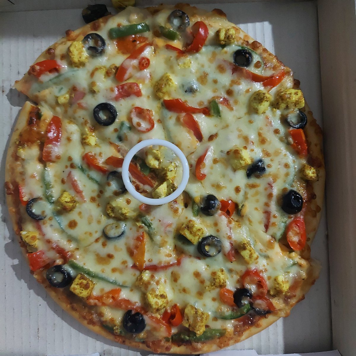 Goddessvibe33's tweet photo. Pizza 🍕 kind a Night !
Nothing beats a warm pizza on a cold monsoon night ☔🌨️😋
#dinnerscene
#foodie
#foodpicsontwitter https://t.co/wOj7qu4FIb