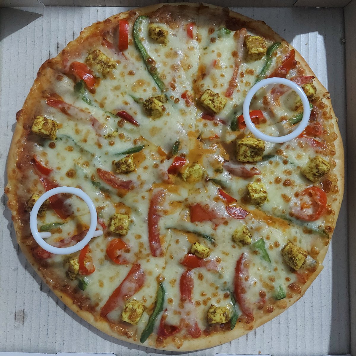 Goddessvibe33's tweet photo. Pizza 🍕 kind a Night !
Nothing beats a warm pizza on a cold monsoon night ☔🌨️😋
#dinnerscene
#foodie
#foodpicsontwitter https://t.co/wOj7qu4FIb