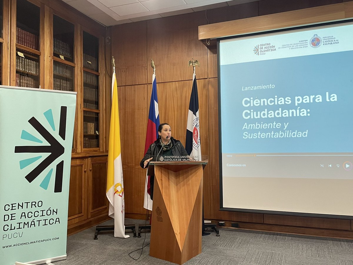 Romina Maragaño (<a href="/RominaMaragano/">Romina Maragaño</a>), SEREMI de Educación <a href="/SEREMI_EDUC_V/">Seremi de Educación Región de Valparaíso</a> de la región, comentan la importancia de la generación de material curricular por parte de nuestro centro junto a docentes de todo Chile.

youtube.com/live/iXAUcfeQp…