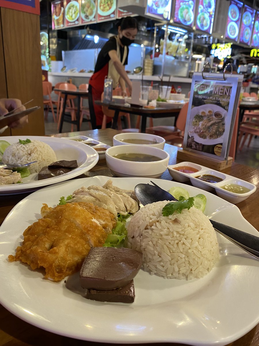 fine_4rt_'s tweet photo. Wajib dicoba nih, nasi sama ayamnya gak ngotak🤤🤤 dicocol sambelnya tambah lumer
#KristPerawat #KristCallMe3M
#thailand #foodlover #BeMyFavorite https://t.co/j9vp7Jj3Fc