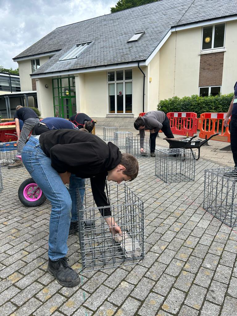 Ystafell ddosbarth awyr agored yr ysgol yn dod yn ei flaen. Gwych criw Blwyddyn 10 a Cartrefi Conwy Outdoor classroom coming along well in the school! @CartrefiConwy