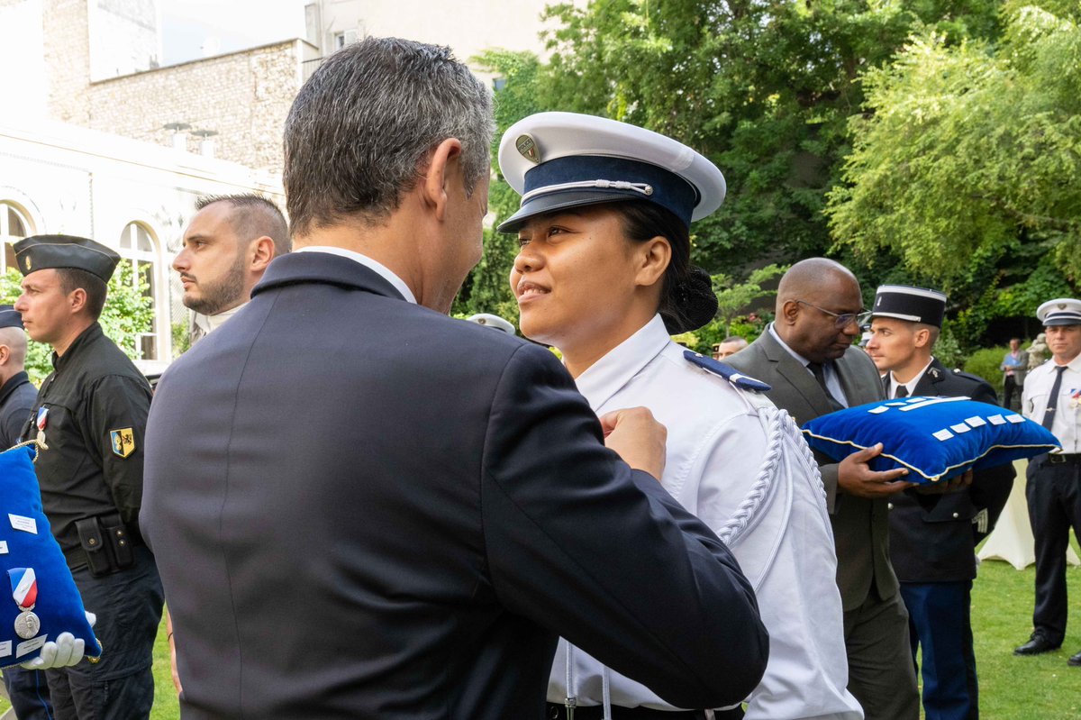 GDarmanin's tweet photo. Ce matin, j’ai décoré les premiers policiers, gendarmes, sapeurs pompiers et policiers municipaux blessés lors des émeutes. Merci à eux. https://t.co/0tX9EwnDxQ