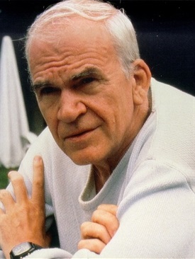 Conociendo a Milan Kundera por sus libros, seguramente no le habría gustado que su despedida esté acompañada de nada siquiera cercano al sentimentalismo y a la súbita nostalgia. Mejor, les dejo una curiosidad del autor checo: