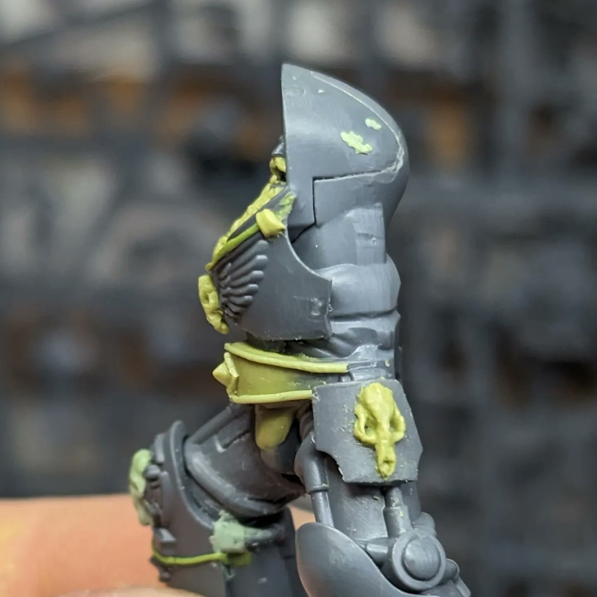 My first attempt at teeth and a belt of Russ! Still a lot to finish on the hair but I'm dead chuffed with this as a start.

I need to be patient and let things cure before I move on, because there was a lot of messing up bits already done today.

#warmongers #WarhammerCommunity