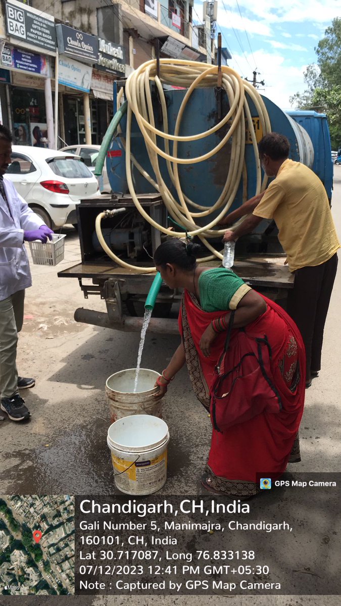 MCChandigarh's tweet photo. On the Spot Water testing from tankers for water supply in Manimajra
#chandigarhRains
#HelpMccMakeChdEvenMoreBeautiful https://t.co/3BR7jadjdC