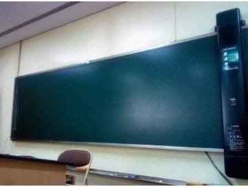 En Corea del Sur el aula está equipada con un scaner electrónico que borra el pizarrón y al mismo tiempo lo guarda para que el profesor y los alumnos puedan almacenarlo en PDF o hacer copias. 
Acá sí los profes no tenemos borrador, le pedimos a la portera el trapo de la cocina