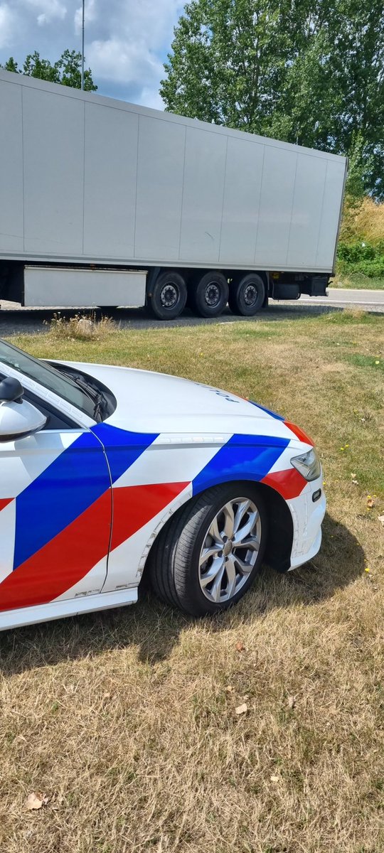 Teamverkeerob's tweet photo. Woensdagmiddag zagen wij op de A2 bij #Boxtel een buitenlandse trekker opleggercombinatie rijden die niet geregistreerd stond in het kentekenregister. De chauffeur (56) kreeg een verbaal en de gehele combinatie werd in beslaggenomen. #spookvoertuig https://t.co/VqpKOqWpAt