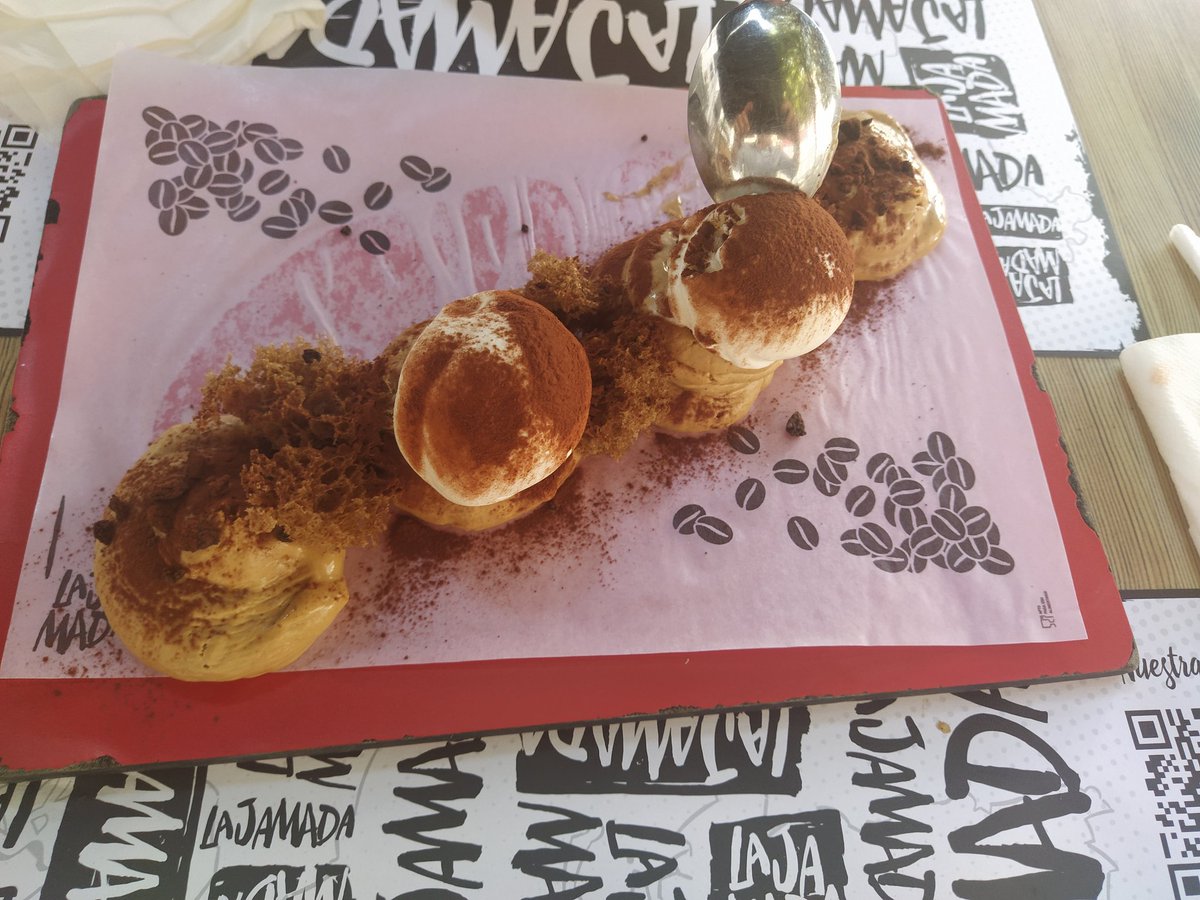 Comiendo en <a href="/LaJamada/">La Jamada</a> por fin, llevo tiempo persiguiendo ir y hoy he podido 🤗 
- Las Gyozas increíbles
- El kimuchi de vieiras potente.
- Y la ensaladilla con tartare de atún fresquita y deliciosa.
Terminar con este Tiramisú y así rematamos la tarde 🚀

Gracias por el DISFRUTE