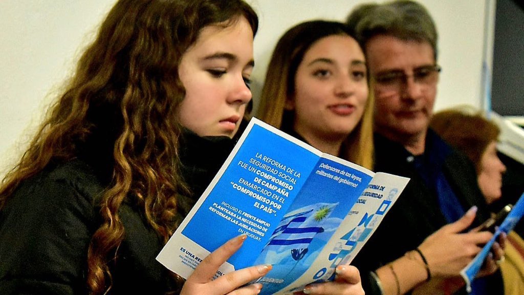 PNacionalJoven's tweet photo. Vamos a militar las reformas y transformaciones de este gobierno coordinadamente con las departamentales del @PNACIONAL y el Directorio.

Este proceso que empezó en el 2019 y se ratificó en el 2021 tiene que continuar ➡️

Por eso vamos a militar la Reforma de Previsión Social 🇺🇾 https://t.co/9NlsWujTY8