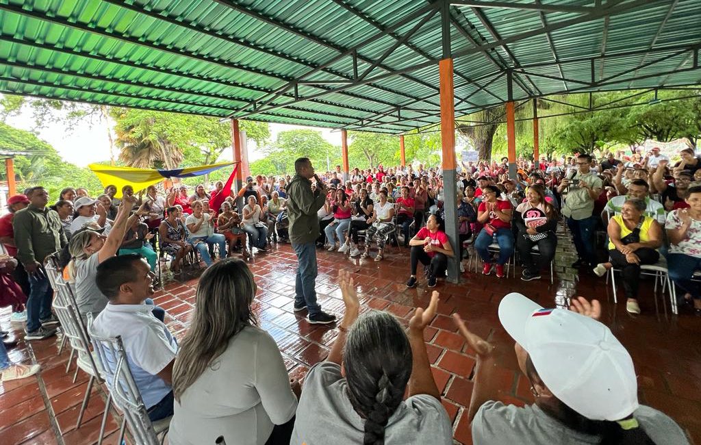 Galindez_vzla's tweet photo. Que bueno ver al liderazgo que asume los procesos de transformación en todas las comunidades //  Visitamos las parroquias Santa Bárbara y Ocumare del Tuy en el municipio #TomasLander donde participamos en tremendas asambleas de trabajo. ¡Vamos Pa’lante! 

 #LaPoesíaNosUne https://t.co/ORhWcs0PxC