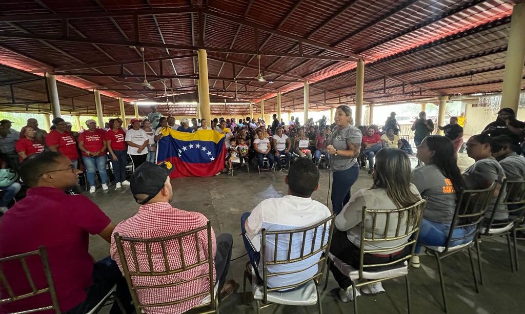 Galindez_vzla's tweet photo. Que bueno ver al liderazgo que asume los procesos de transformación en todas las comunidades //  Visitamos las parroquias Santa Bárbara y Ocumare del Tuy en el municipio #TomasLander donde participamos en tremendas asambleas de trabajo. ¡Vamos Pa’lante! 

 #LaPoesíaNosUne https://t.co/ORhWcs0PxC