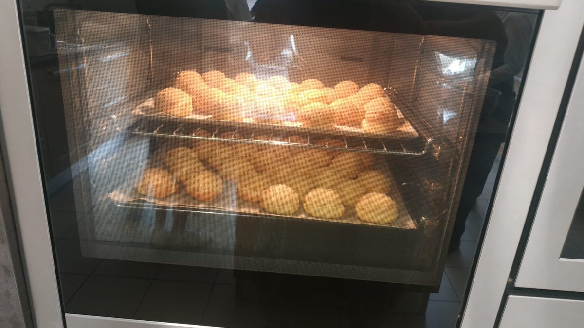 École ouverte : Les élèves ont pu bénéficier d’un atelier avec le chef Rémi Chapuis à la pâtisserie des Ducs de Falaise. De belles et appétissantes réalisations !