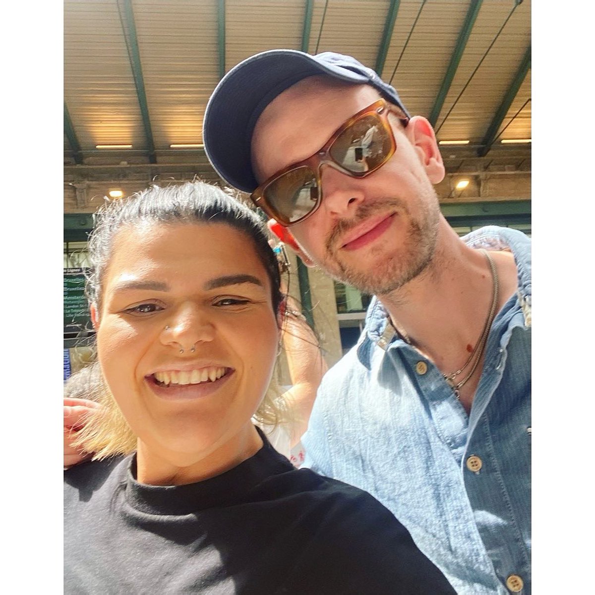 ShellieAddison's tweet photo. Walked out of a Starbucks in a train station and bumped in to The 1975… 

I. ACTUALLY. CAN. NOT. COPE. 

🖤🖤🖤 https://t.co/HdIM9Oi8fe