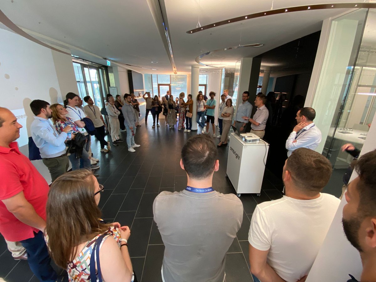 EmprendeXXI_'s tweet photo. Las startups participantes en #MoonshotThinking 🚀con @EsadeExecEd en #Munich han vivido cómo #Ambright está revolucionando el sector #tech con soluciones creativas. Un placer compartirlo con nuestros ganadores de #PremiosEmprendeXXI @caixabank #DayOne @enisa @Alex_Ferreiro https://t.co/SxlwTT5TC9