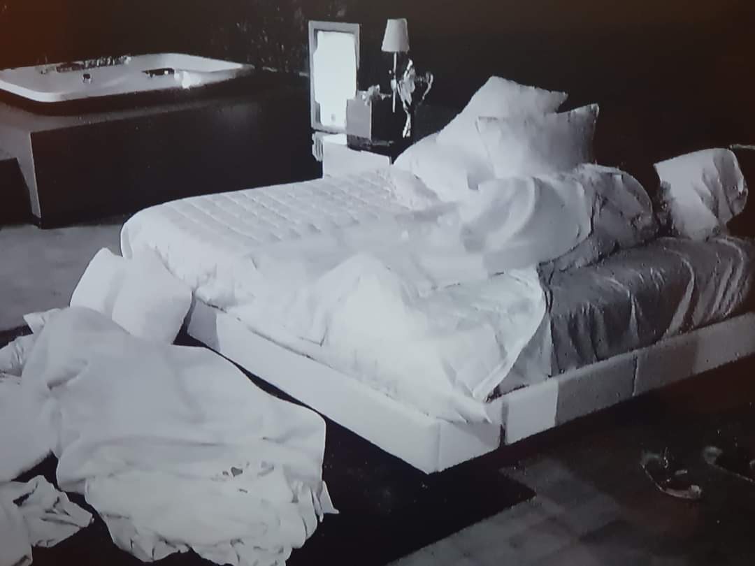 ElTioZayas's tweet photo. Este fue el resultado de que la mueble de barbie subiera a la suite a la hiena de barbara. Terminaría durmiendo en el suelo por que barbara le canto que no soporta dormir con nadie en la cama.

#LaCasaDeLosFamososMx https://t.co/cjy3WC7jRl