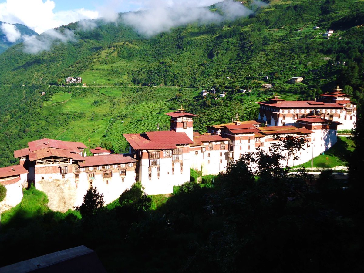 SimplyBhutan's tweet photo. The formidable Trongsa Dzong (fortress) in Trongsa. The sprawling fortress is a massive structure with many levels and sits snugly on a spur overlooking a deep gorge. One of the must visit sites when in #Bhutan #bhutantravel #happinesskingdom #holidays  #mountainscape #asiatravel https://t.co/VZHCZyVabS