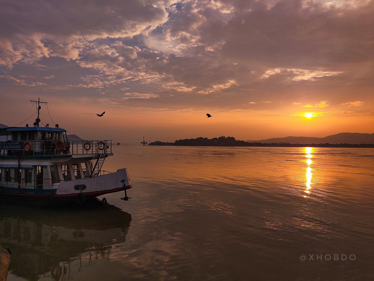 xhobdo's tweet image. "Every sunset is an opportunity to reset."

📍 Brahmaputra Riverside, Pan Bazaar, Guwahati, Assam #EverydayNEIndia #sunset #brahmaputra #river #ShotOnXiaomi #xhobdo  instagram.com/p/Cujy1qNxkOF/…