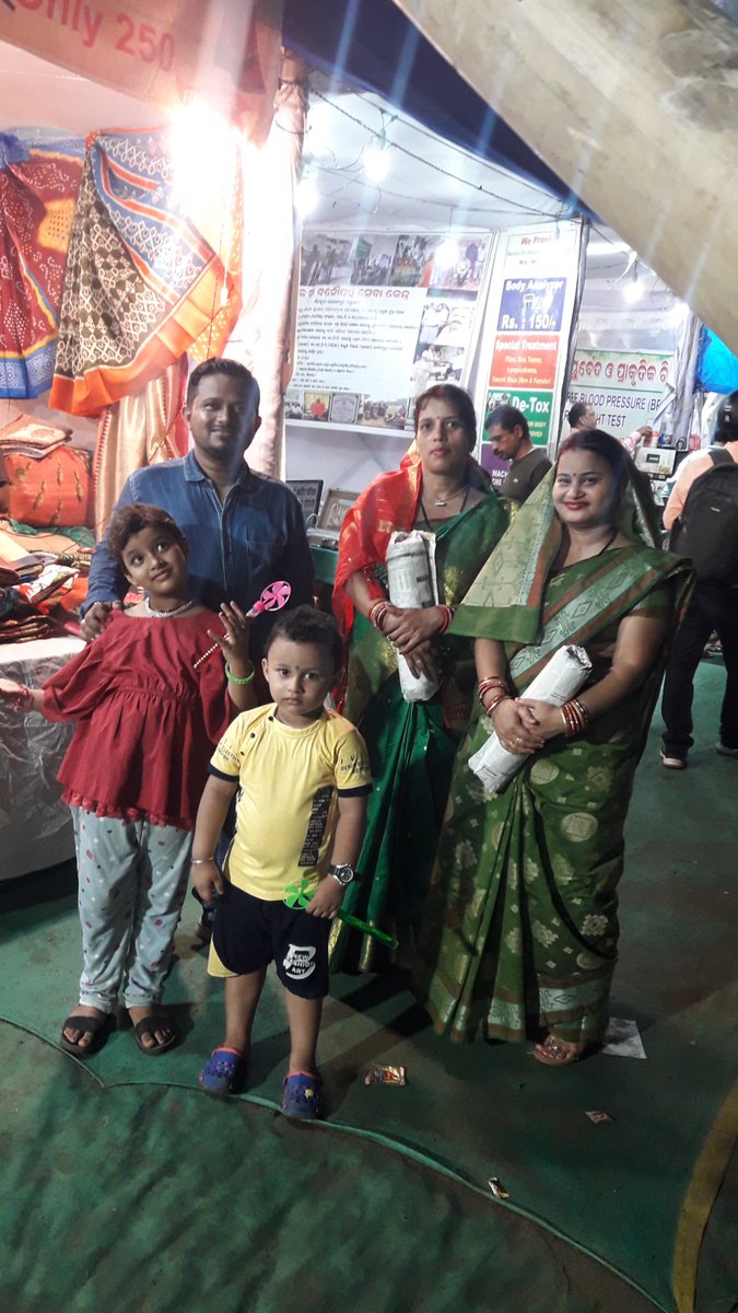 ProfSubashNayak's tweet photo. #ଭୁବନ
ଦୀର୍ଘ ଦିନର ବ୍ୟବଧାନ ରେ ଇଲେକ୍ଟ୍ରି ଅଫିସ ସମ୍ମୁଖ ଯାତ୍ରା ପଡିଆ ରେ #ମିନାବଜାର ରେ ସପରିବାର ବୁଲିବାର ମଜା ନିଆରା..... https://t.co/o9inEu5xfI