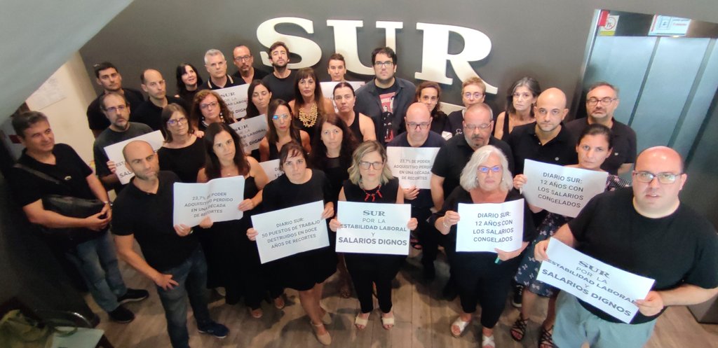 Comité SUR (@comitesur) on Twitter photo 📅 HOY ES #MIÉRCOLESNEGRO ⚫
✊ ¡Seguimos! Ante la postura inmovilista de la empresa, la plantilla de <a href="/DiarioSUR/">SUR. El periódico de Málaga</a> no se va a quedar parada. Este es el inicio de un camino de movilizaciones.
📣 ¡Por la estabilidad laboral! ¡Por salarios dignos! ¡Por un #periodismo digno! 📅 HOY ES #MIÉRCOLESNEGRO ⚫
✊ ¡Seguimos! Ante la postura inmovilista de la empresa, la plantilla de <a href="/DiarioSUR/">SUR. El periódico de Málaga</a> no se va a quedar parada. Este es el inicio de un camino de movilizaciones.
📣 ¡Por la estabilidad laboral! ¡Por salarios dignos! ¡Por un #periodismo digno!